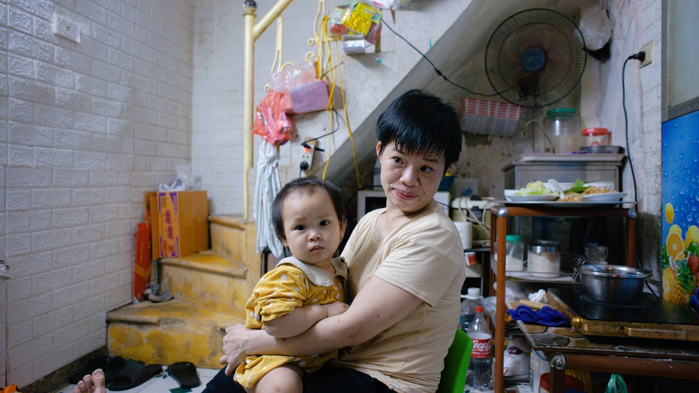 Cô gái khuyết tật bán trứng mưu sinh, tích góp tiền hỗ trợ, tới từng hộ nghèo giúp đỡ - Ảnh 4.