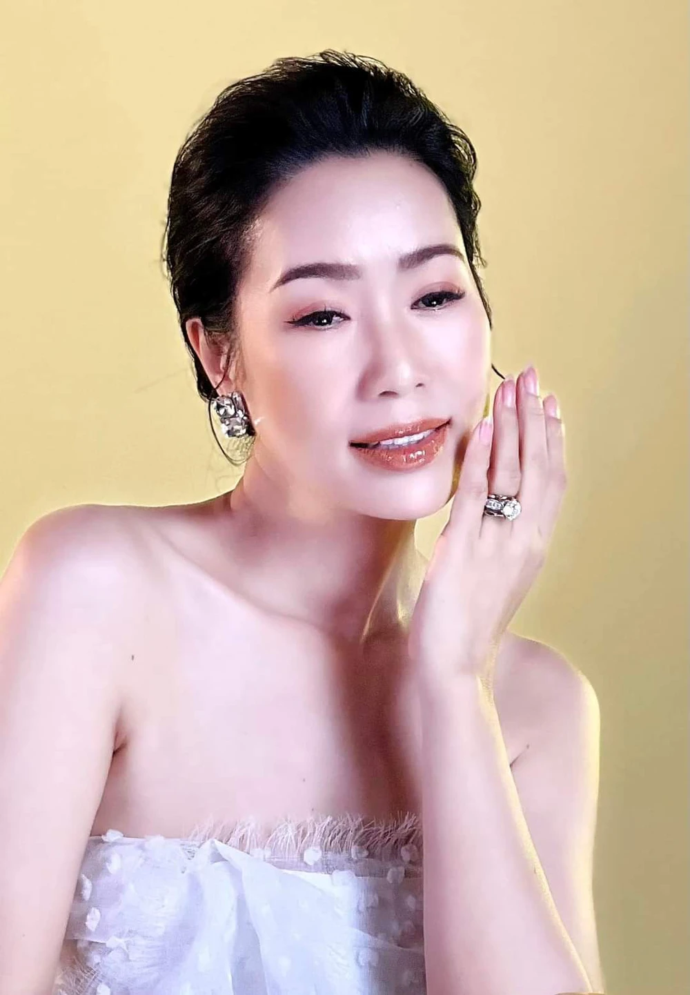 Trịnh Kim Chi: Đầu tư 1,5 triệu thi Hoa hậu Việt Nam và cuộc sống viên mãn bên chồng con - Ảnh 1.