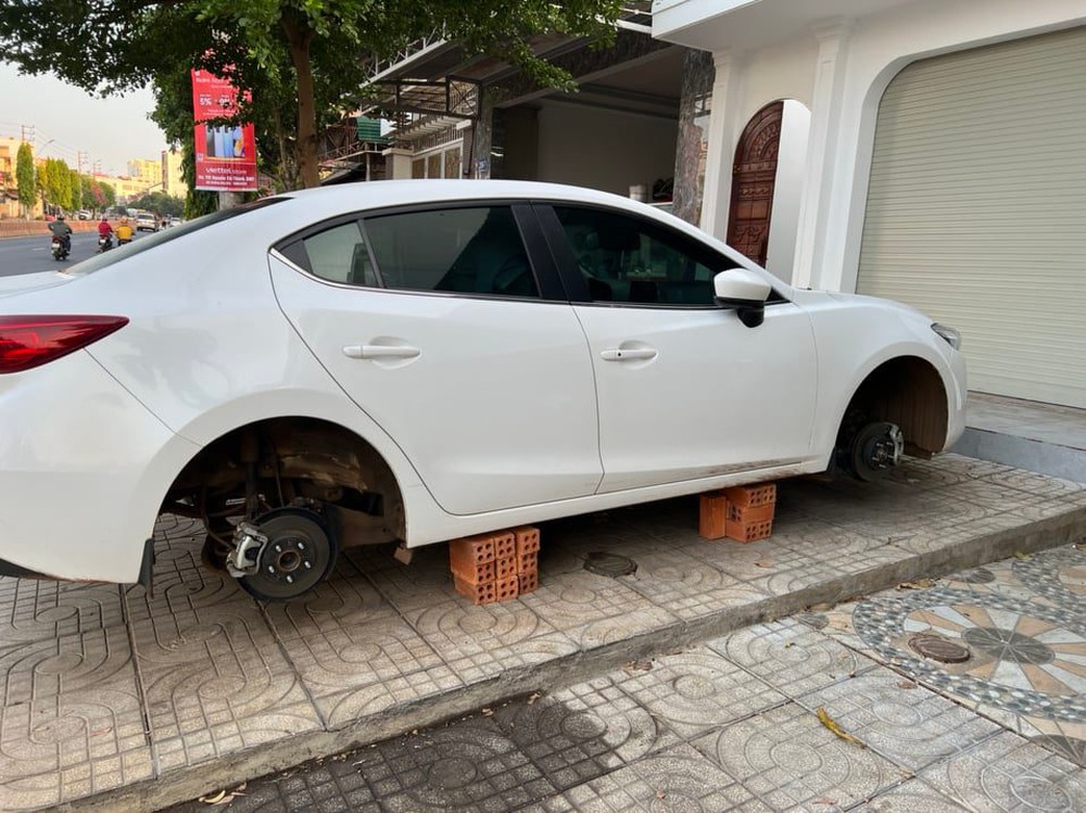 Đã bắt được đối tượng tháo trộm 4 bánh của chiếc xe Mazda 3 ở Đắk Lắk - Ảnh 2.