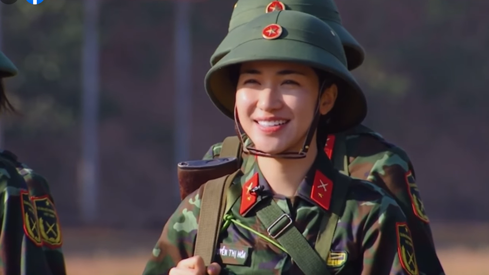 Đại úy quân đội hỏi Hòa Minzy câu khó, nữ ca sĩ trả lời ra sao khiến nhiều người xúc động? - Ảnh 2.