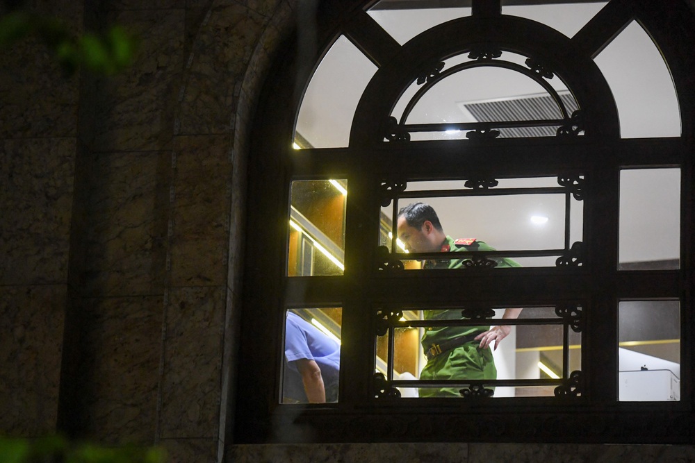 Hàng chục cảnh sát đang khám xét trụ sở Tân Hoàng Minh sau khi ông Đỗ Anh Dũng bị bắt - Ảnh 15.