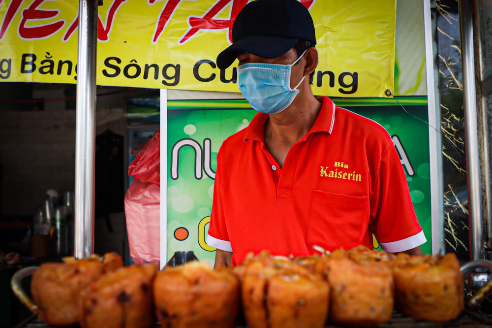 Thầy giáo chuyển sang làm bảo vệ, theo đuổi đam mê với loại bánh lạ khó làm, khó ăn - Ảnh 2.