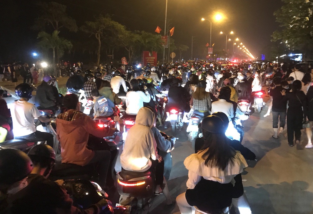 Biển người chen chân xem pháo hoa ở phố biển Cửa Lò, reo hò thích thú - Ảnh 8.