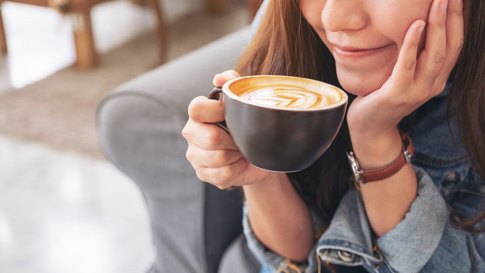 Uống bao nhiêu cà phê là nhiều? Triệu chứng cho thấy bạn đã tiêu thụ quá nhiều caffeine - Ảnh 4.