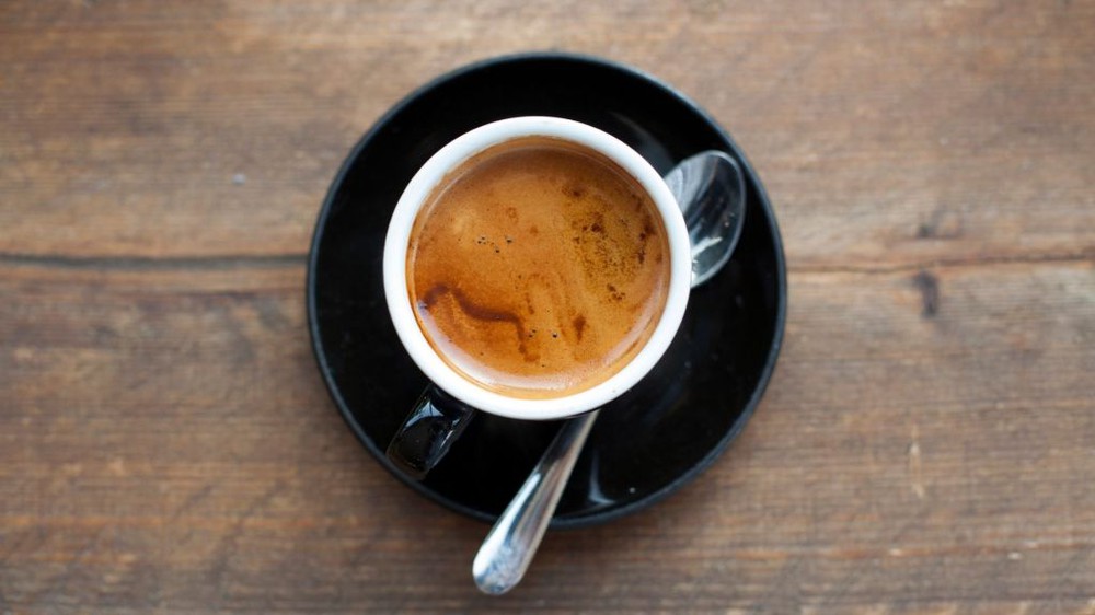 Uống bao nhiêu cà phê là nhiều? Triệu chứng cho thấy bạn đã tiêu thụ quá nhiều caffeine - Ảnh 2.