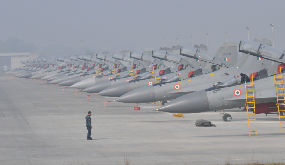 Vì sao tiêm kích Su-30MKI Ấn Độ có giá đắt gấp đôi Su-30SM của Nga? - Ảnh 1.
