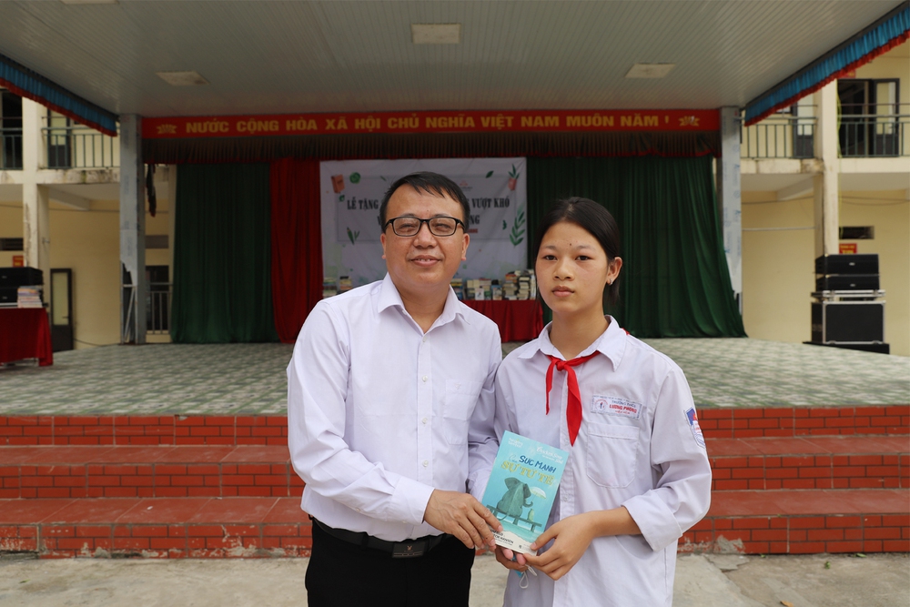Cuốn sách có chữ ký Quang Hải truyền lửa, thắp sáng ước mơ cho đội bóng nhí mới thành lập - Ảnh 10.