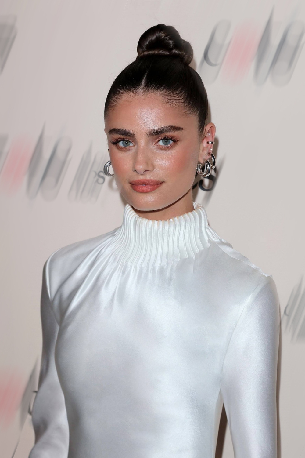 Thiên thần nội y Taylor Hill hút mắt với đầm của Công Trí - Ảnh 3.