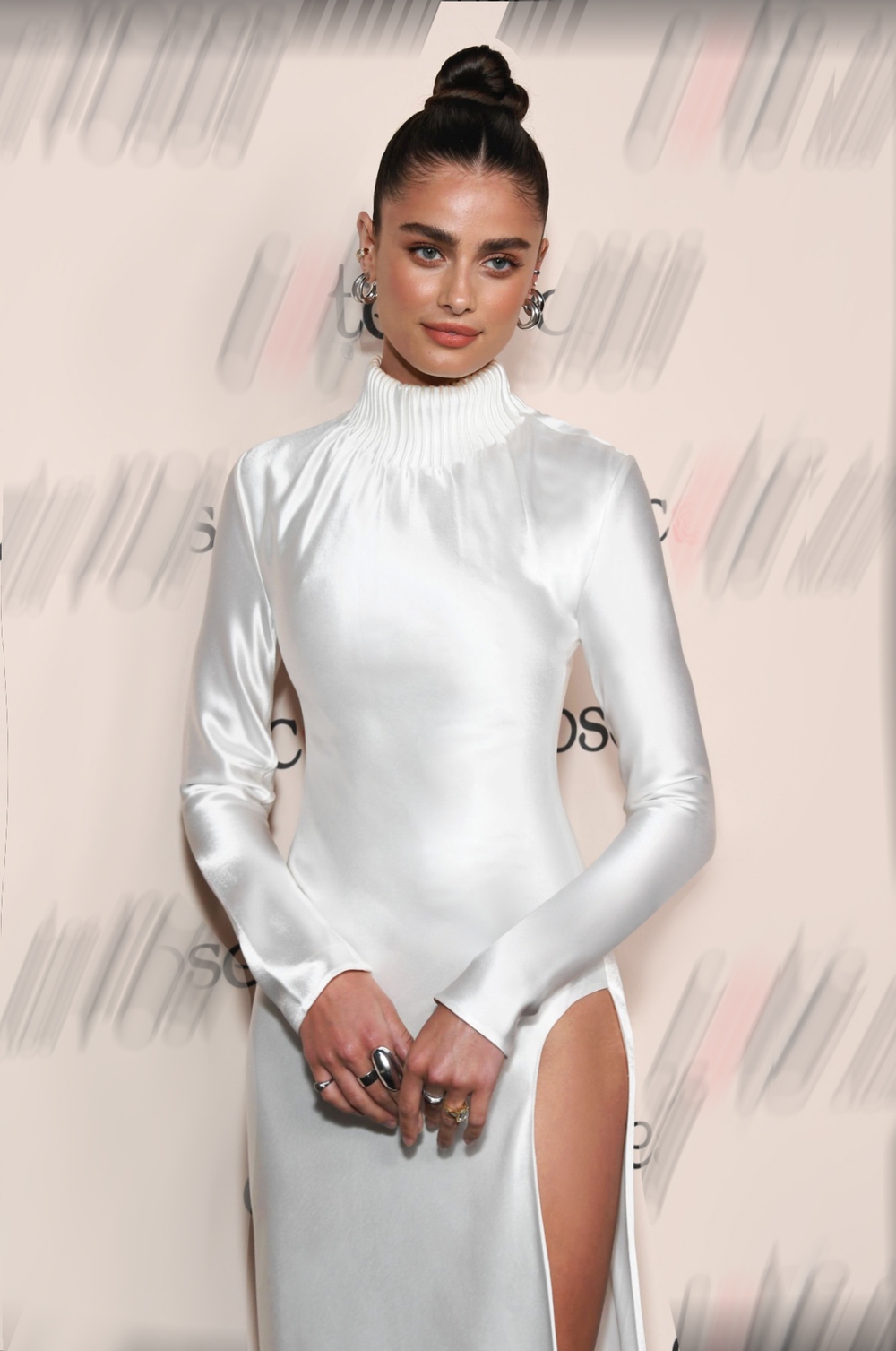 Thiên thần nội y Taylor Hill hút mắt với đầm của Công Trí - Ảnh 2.