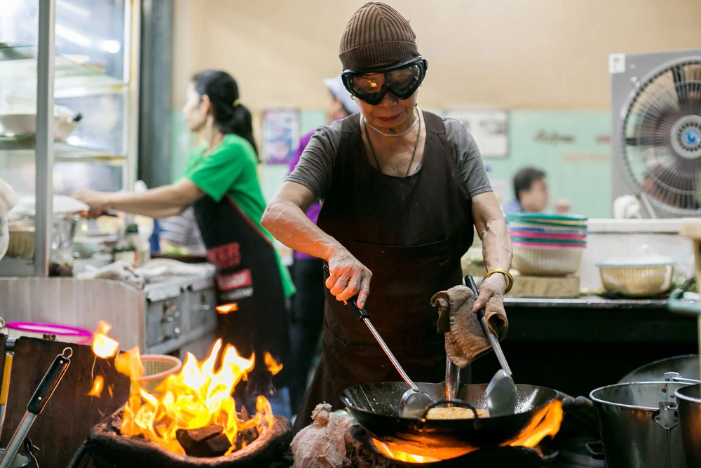 Món vỉa hè gây sốt ở Thái Lan: Bỏ tiền triệu để ăn mà vẫn phải đặt chỗ, đứng chờ 6 tiếng - Ảnh 2.