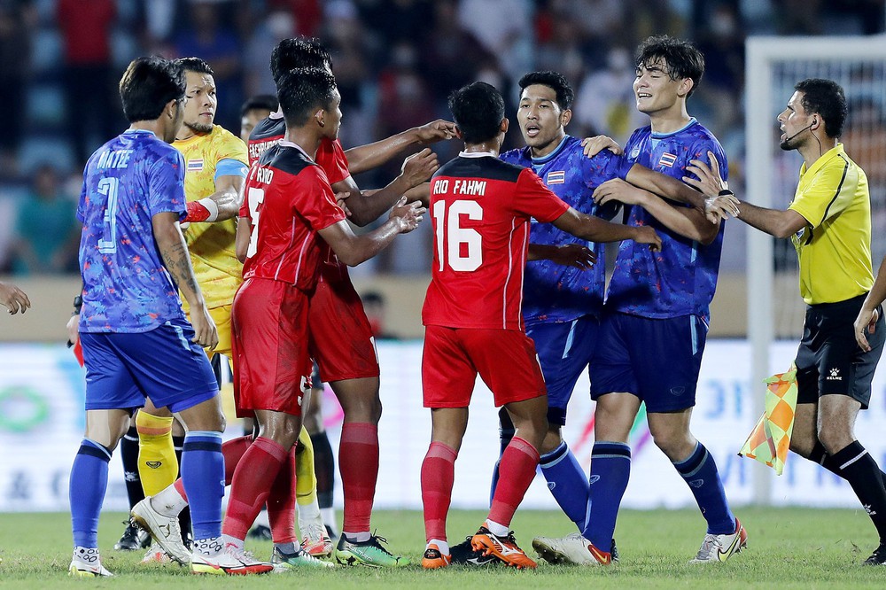 Madam Pang nghiêm khắc cảnh cáo U23 Thái Lan sau trận cầu 4 thẻ đỏ với U23 Indonesia - Ảnh 1.