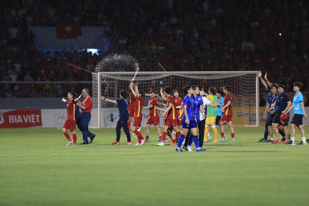CĐV Thái Lan: “Thi đấu với ĐT Việt Nam, cầu thủ chúng ta giống như không biết đá bóng” - Ảnh 1.