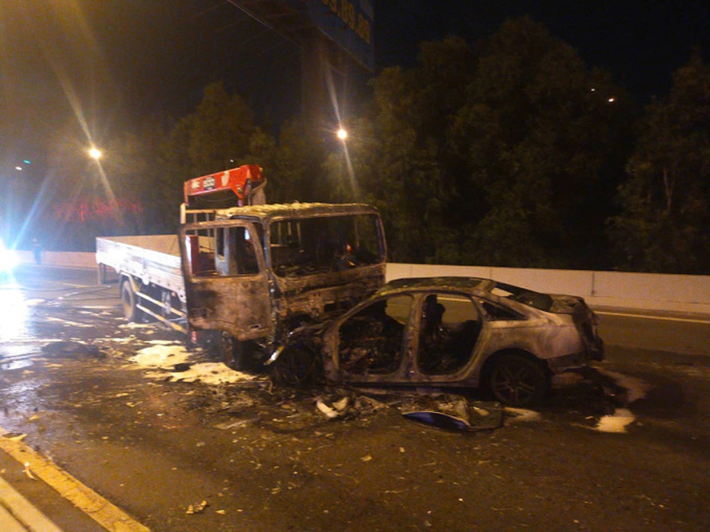 TP.HCM: Xe Audi bốc cháy trên đường, chưa xác định được danh tính 2 người tử vong trong xe - Ảnh 2.
