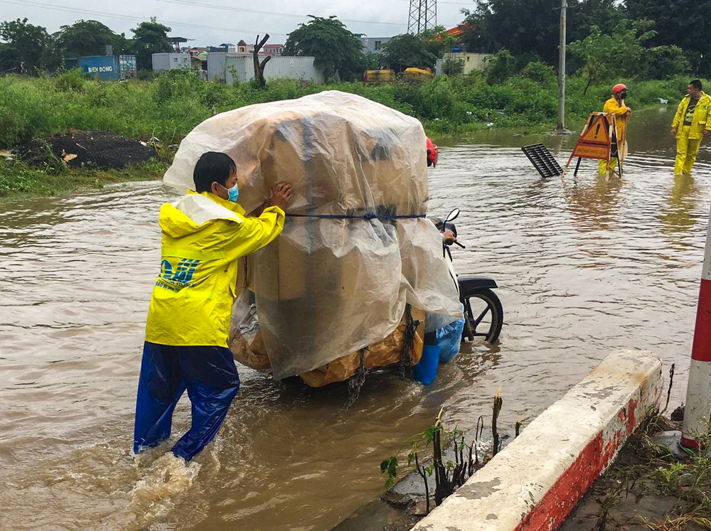 Hà Nội: Nhiều tuyến đường chìm trong biển nước sau trận mưa tầm tã suốt đêm - Ảnh 5.