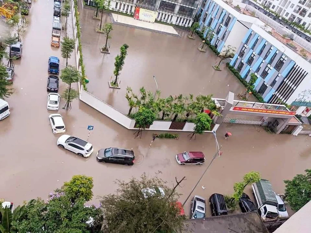 Hà Nội: Nhiều tuyến đường chìm trong biển nước sau trận mưa tầm tã suốt đêm - Ảnh 2.