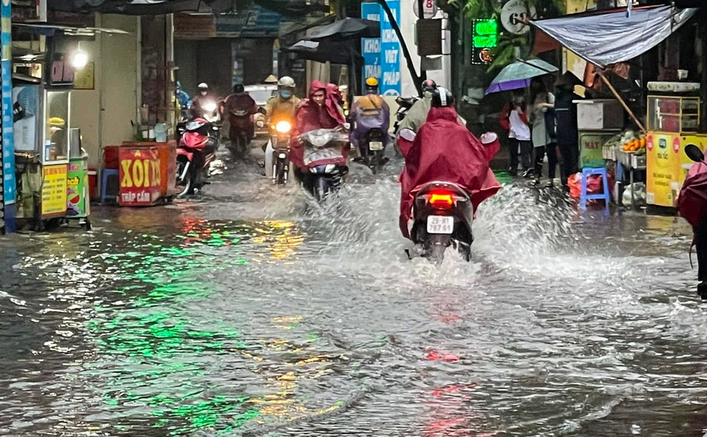 Hà Nội: Nhiều tuyến đường chìm trong biển nước sau trận mưa tầm tã suốt đêm - Ảnh 10.