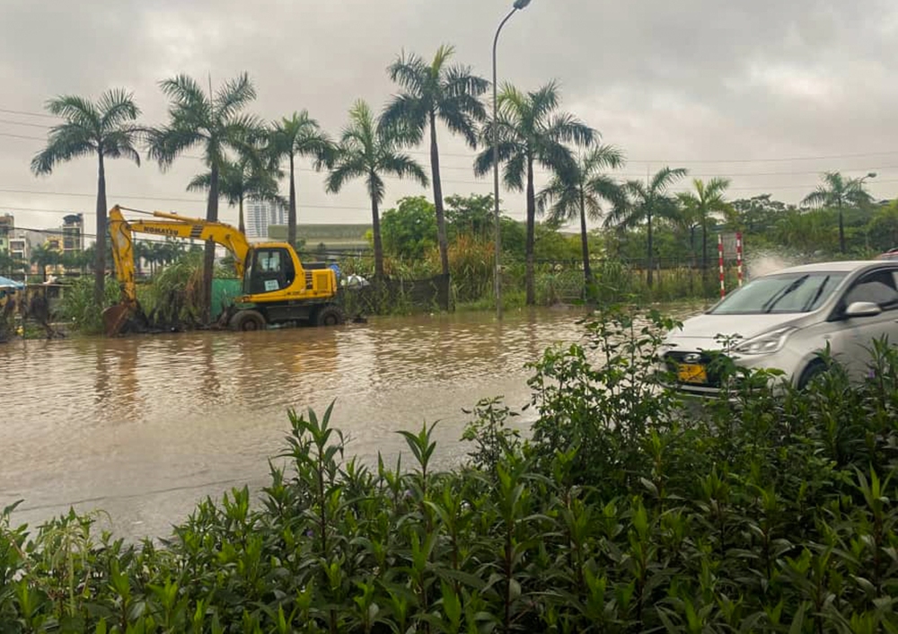 Hà Nội: Nhiều tuyến đường chìm trong biển nước sau trận mưa tầm tã suốt đêm - Ảnh 9.
