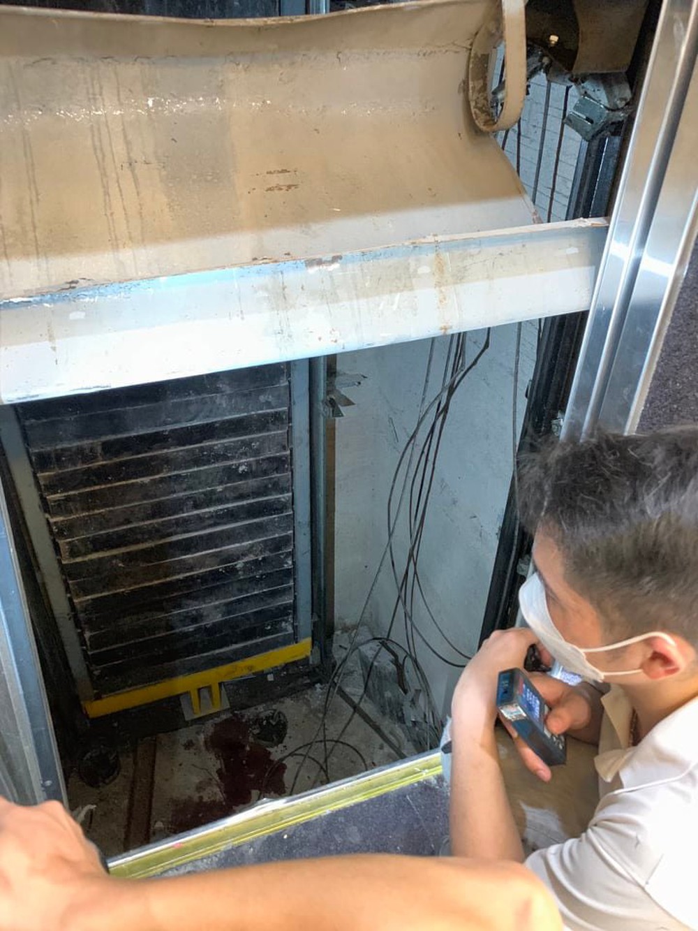 Hiện trường vụ rơi thang máy khiến 2 thợ sửa chữa tử vong ở Hà Nội  - Ảnh 3.