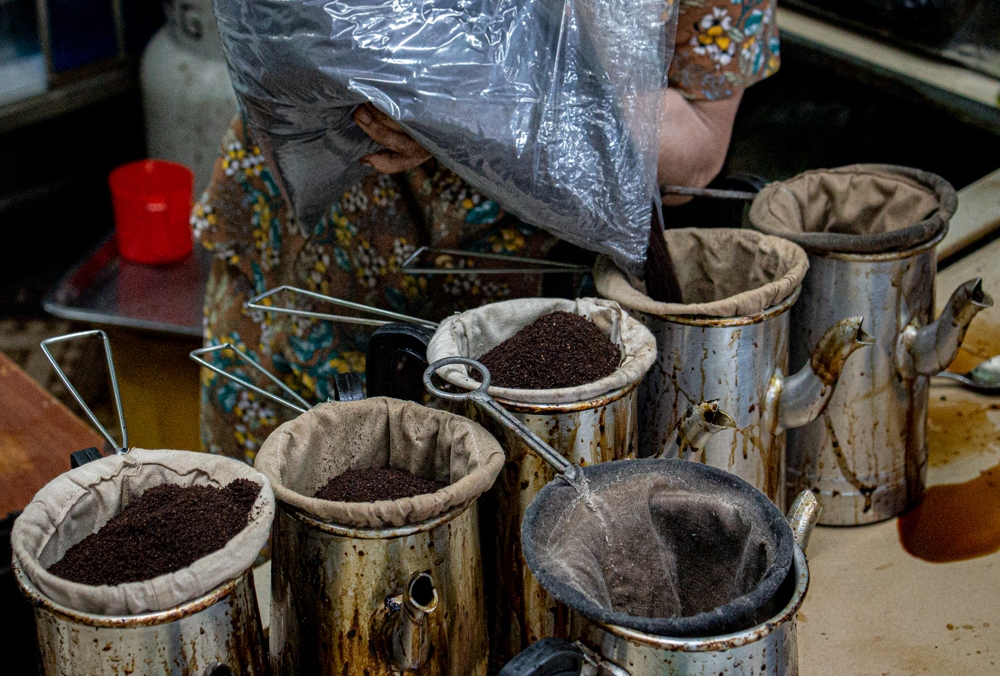 Quán cà phê vợt cuối cùng ở Biên Hòa: Chốn đi về của tín đồ cà phê suốt 35 năm - Ảnh 2.