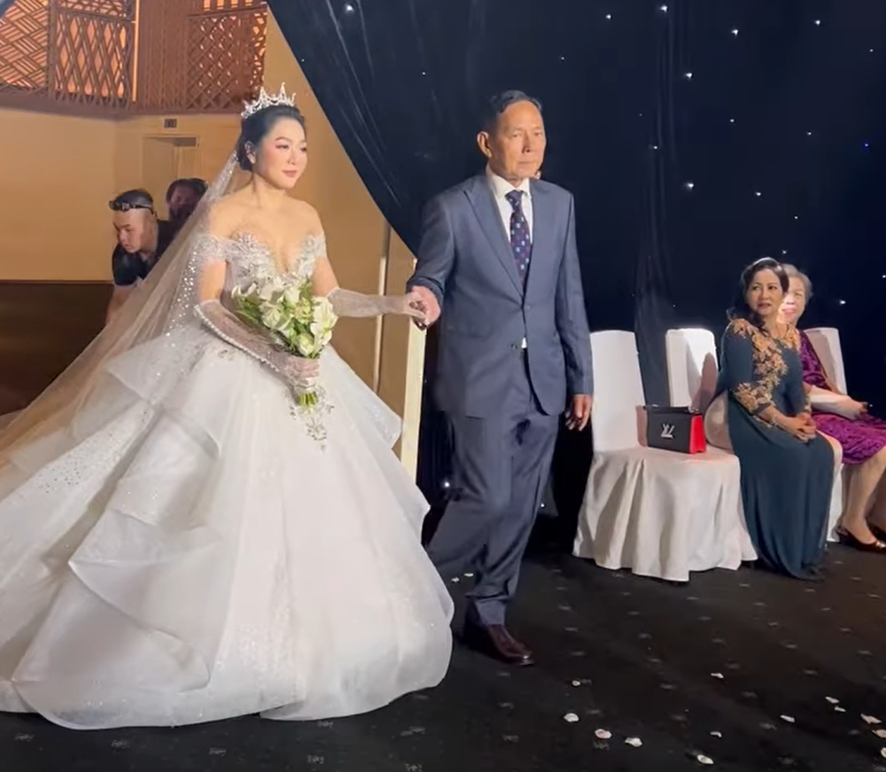 Đám cưới Hà Thanh Xuân với Vua cá Koi: Kỳ Duyên gặp sự cố, cô dâu chú rể khóc vì hạnh phúc - Ảnh 3.