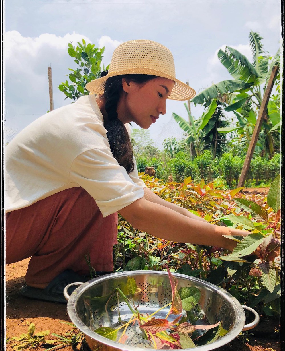 Bỏ giày cao gót về rừng mang ủng làm nông dân, cô gái đáp trả mạnh mẽ câu hỏi kém duyên - Ảnh 3.