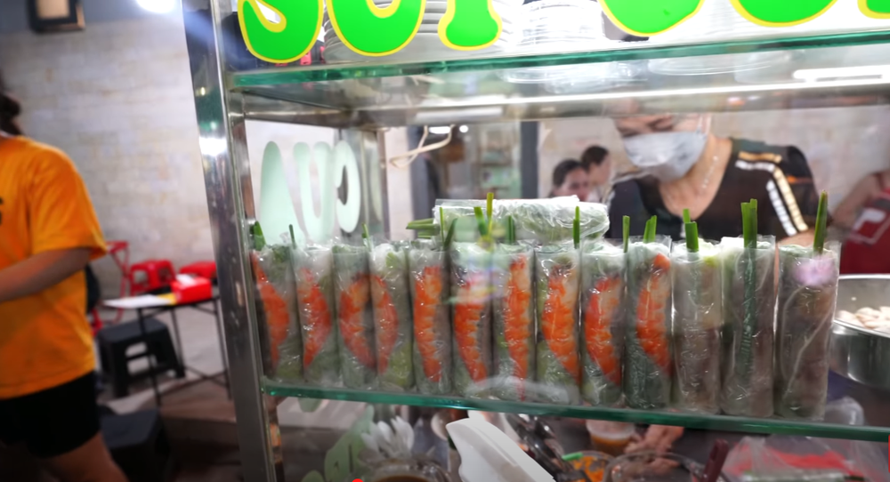 Thử thách ăn vặt ở Việt Nam chỉ với 5 đô la Mỹ: Khách nước ngoài thốt lên quá kinh ngạc - Ảnh 4.