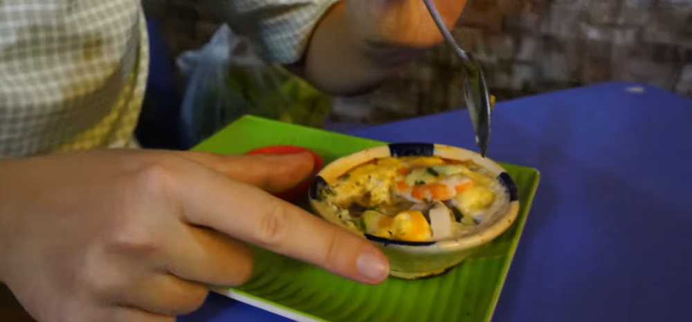 Thử thách ăn vặt ở Việt Nam chỉ với 5 đô la Mỹ: Khách nước ngoài thốt lên quá kinh ngạc - Ảnh 5.