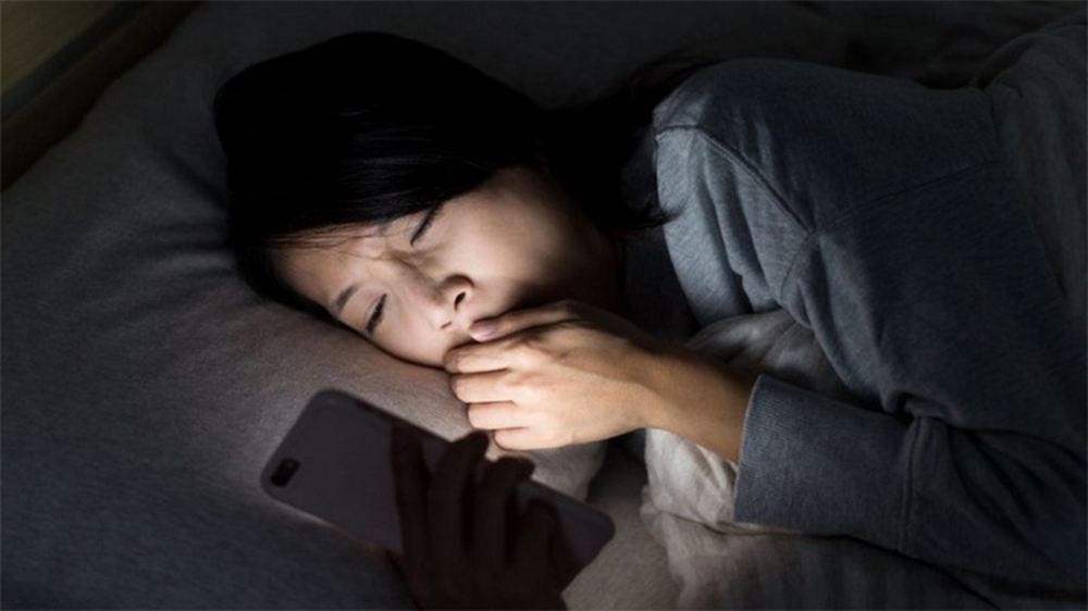 Lướt điện thoại buổi tối ảnh hưởng đến giấc ngủ? Lưu ý 2 điều này, bạn vẫn sẽ ngủ ngon - Ảnh 1.
