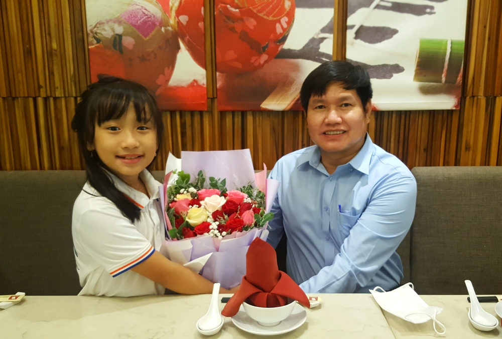 Cô bé 6 năm tự kỉ, năm thứ 7 trở thành nhà vô địch: Hành trình đầy nước mắt của mẹ - Ảnh 1.