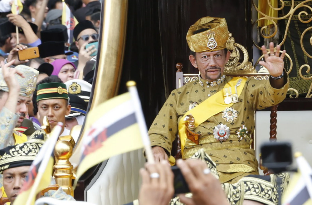 Cận cảnh cuộc sống giàu có của Quốc vương Brunei - Ảnh 1.