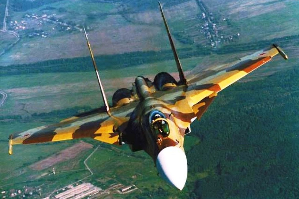 Su-37: Tiêm kích Nga khiến công chúng thế giới kinh ngạc vì màn trình diễn ngoạn mục - Ảnh 2.