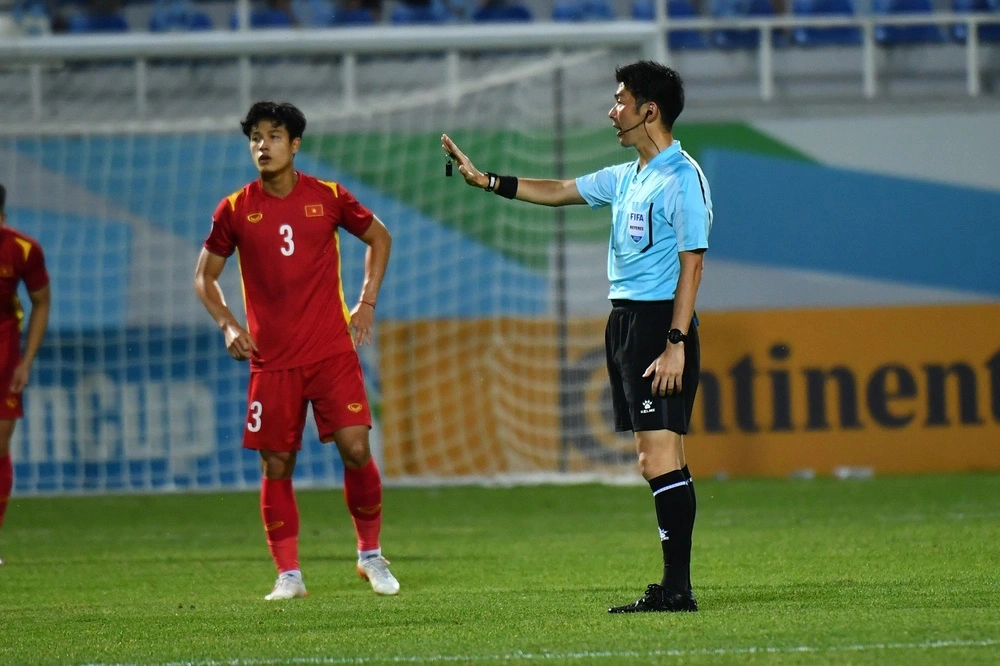 Trọng tài không có gì quá đáng, thẻ đỏ cho thủ môn U23 Việt Nam là chính xác - Ảnh 2.