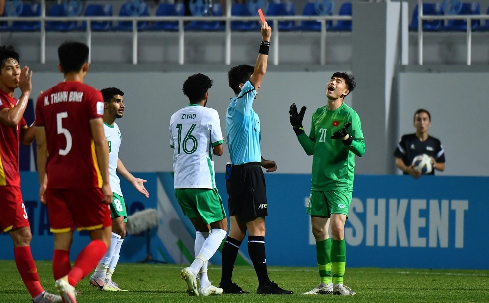 Trọng tài không có gì quá đáng, thẻ đỏ cho thủ môn U23 Việt Nam là chính xác - Ảnh 1.