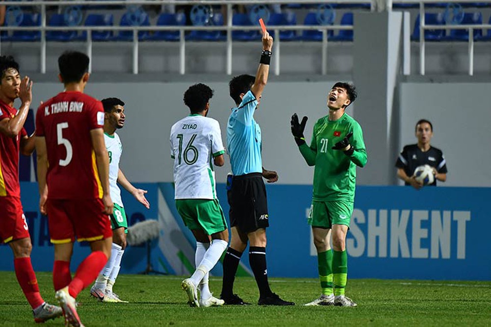 Nhâm Mạnh Dũng, cầu thủ được nhắc tới nhiều nhất sau trận U23 Việt Nam - U23 Saudi Arabia - Ảnh 1.