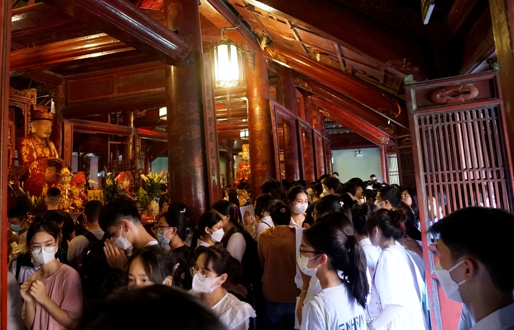 Hàng trăm phụ huynh, học sinh đội nắng đến Văn Miếu cầu may trước ngày thi lớp 10 - Ảnh 8.