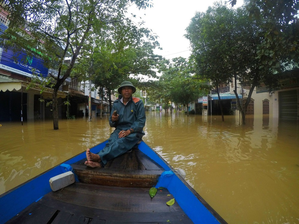 Anh Tây balo và đêm lụt nhớ đời ở Hà Nội: Mất 1,5 triệu sửa xe, dắt bộ 1 tiếng mới đến nhà - Ảnh 3.