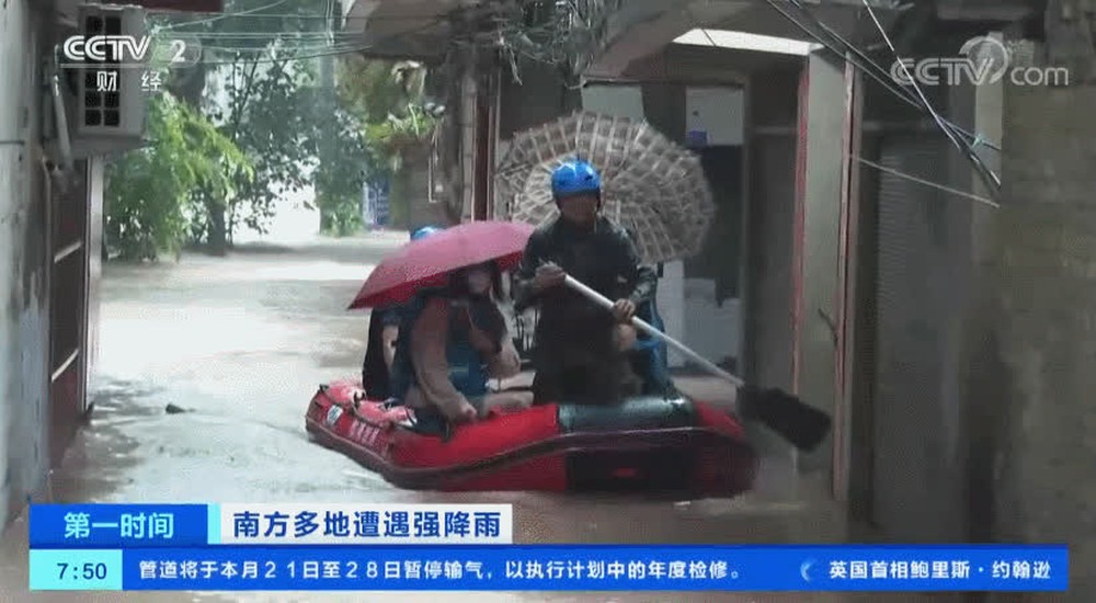 Lũ lụt kéo sập nhà, cuốn trôi xe cứu hỏa: Trung Quốc lập tức phát báo động đỏ số 1 - Ảnh 5.