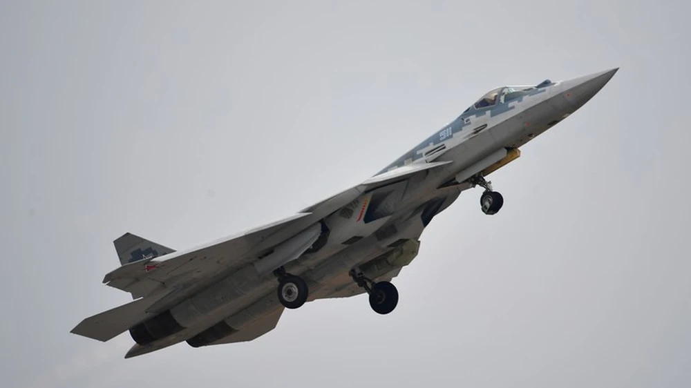 Su-57 Nga “tụt hậu nhất thế giới” về khả năng tàng hình, vẫn hơn F-22 Mỹ một điểm: Vì sao? - Ảnh 2.