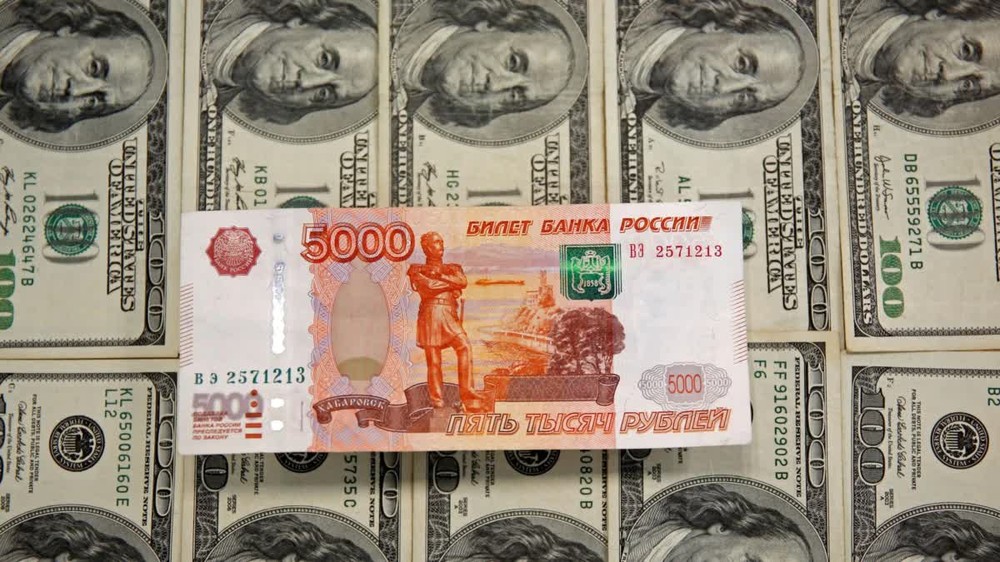 Phá kỉ lục 7 năm: Đồng rúp quá mạnh khiến quan chức Nga phải kêu gọi cho tiền rúp yếu đi - Ảnh 1.