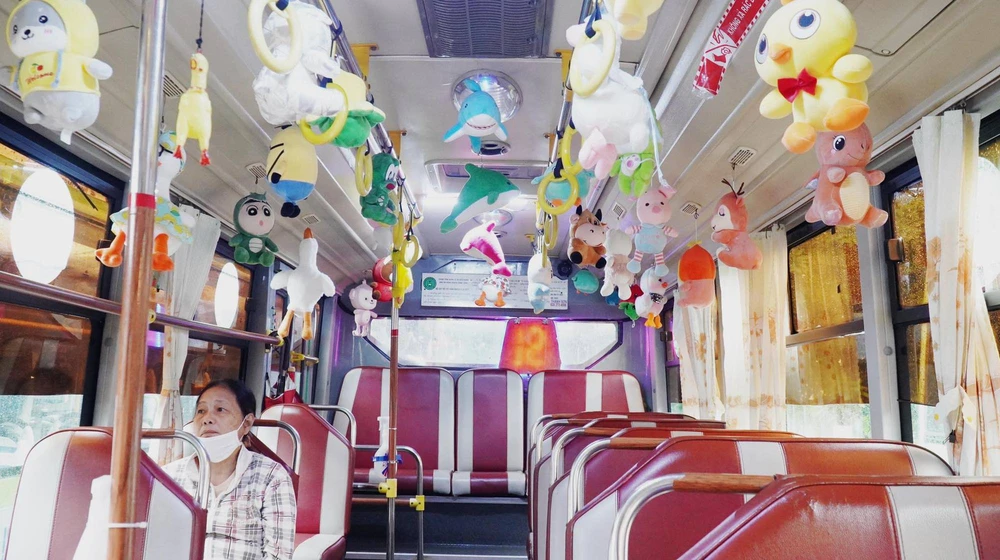 Xe buýt treo hơn 100 con gấu bông đáng yêu nhất Sài Gòn: Chủ nhân là cao thủ gắp thú - Ảnh 3.