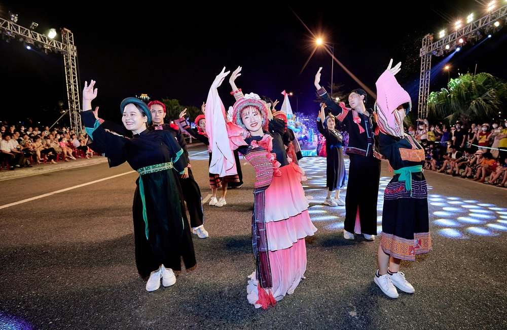 Đà Nẵng rực rỡ sắc màu với đêm lễ hội Carnival đường phố - Ảnh 4.