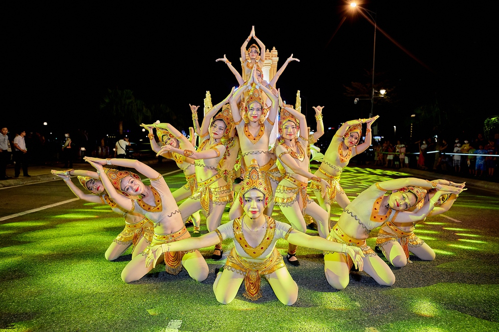 Đà Nẵng rực rỡ sắc màu với đêm lễ hội Carnival đường phố - Ảnh 2.