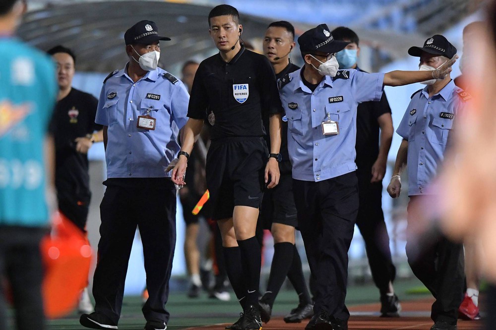Trọng tài Trung Quốc từng bắt trận của U23 Việt Nam bị tấn công sau phán quyết tranh cãi - Ảnh 3.