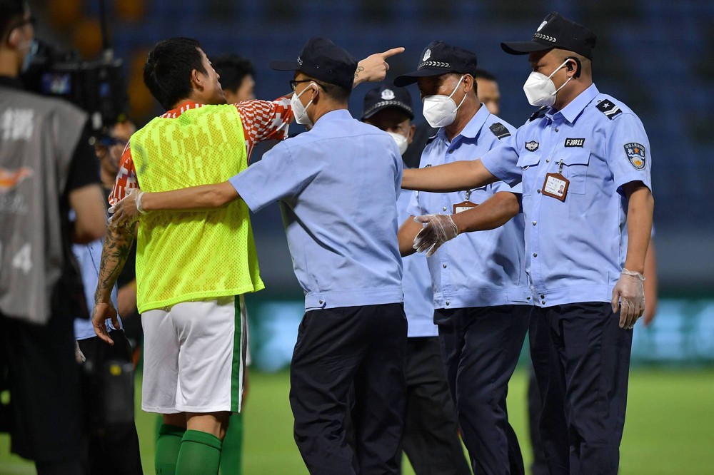 Trọng tài Trung Quốc từng bắt trận của U23 Việt Nam bị tấn công sau phán quyết tranh cãi - Ảnh 4.