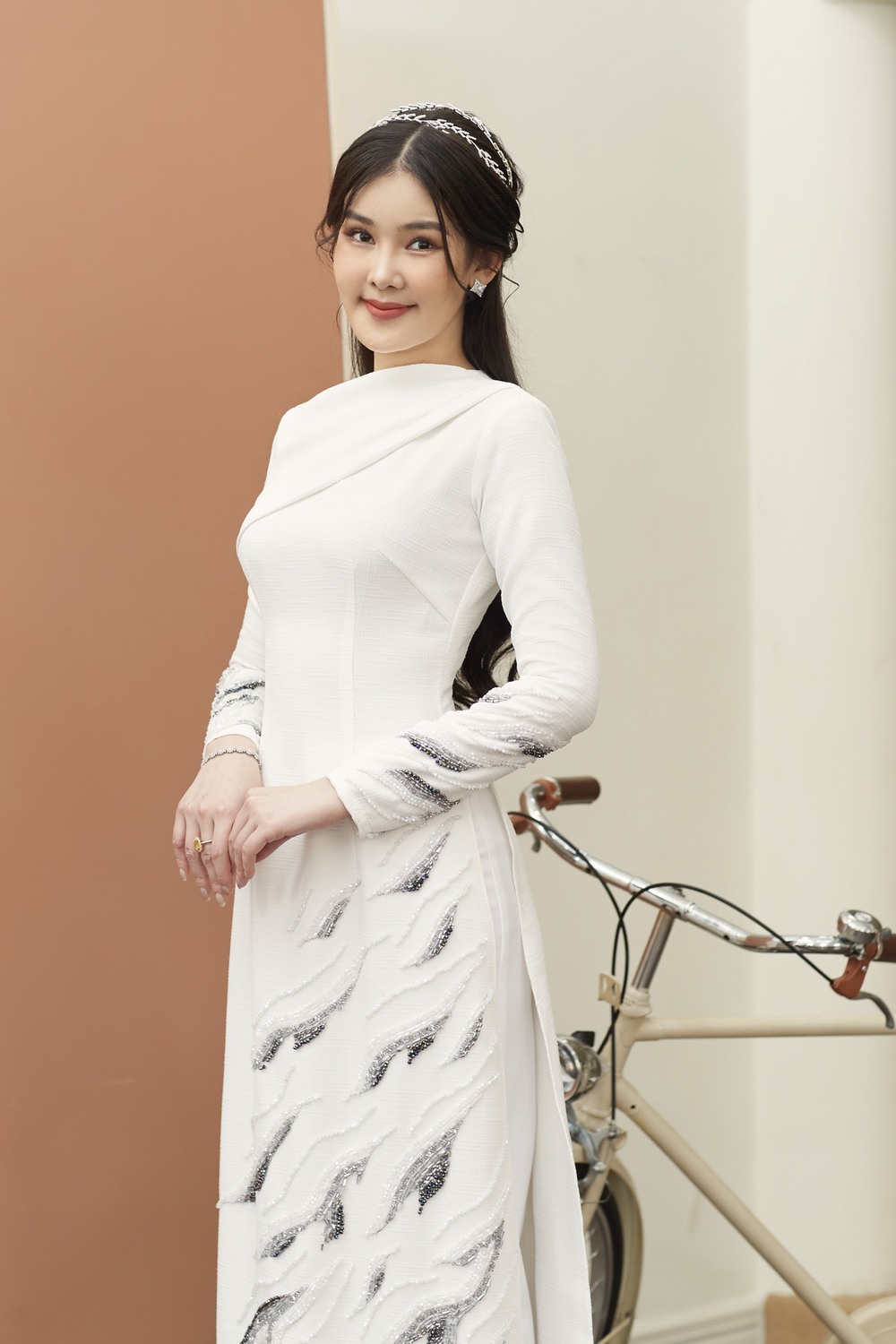 Hoa hậu Lê Âu Ngân Anh khoe sắc vóc tuổi 27 với áo dài của NTK Minh Châu - Ảnh 1.