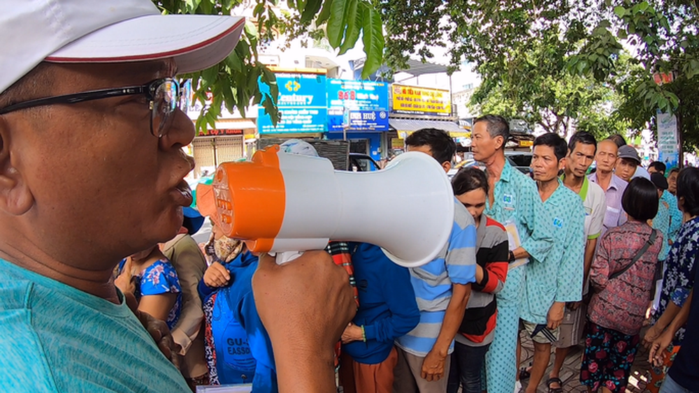 Bước qua quãng đời tù tội, người đàn ông ngày ngày phát cơm ở Bệnh viện Ung bướu TP.HCM - Ảnh 2.