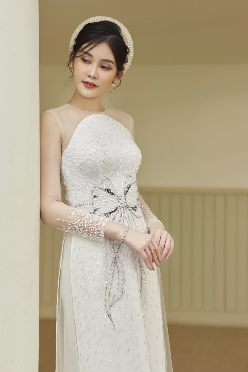 Hoa hậu Lê Âu Ngân Anh khoe sắc vóc tuổi 27 với áo dài của NTK Minh Châu - Ảnh 4.