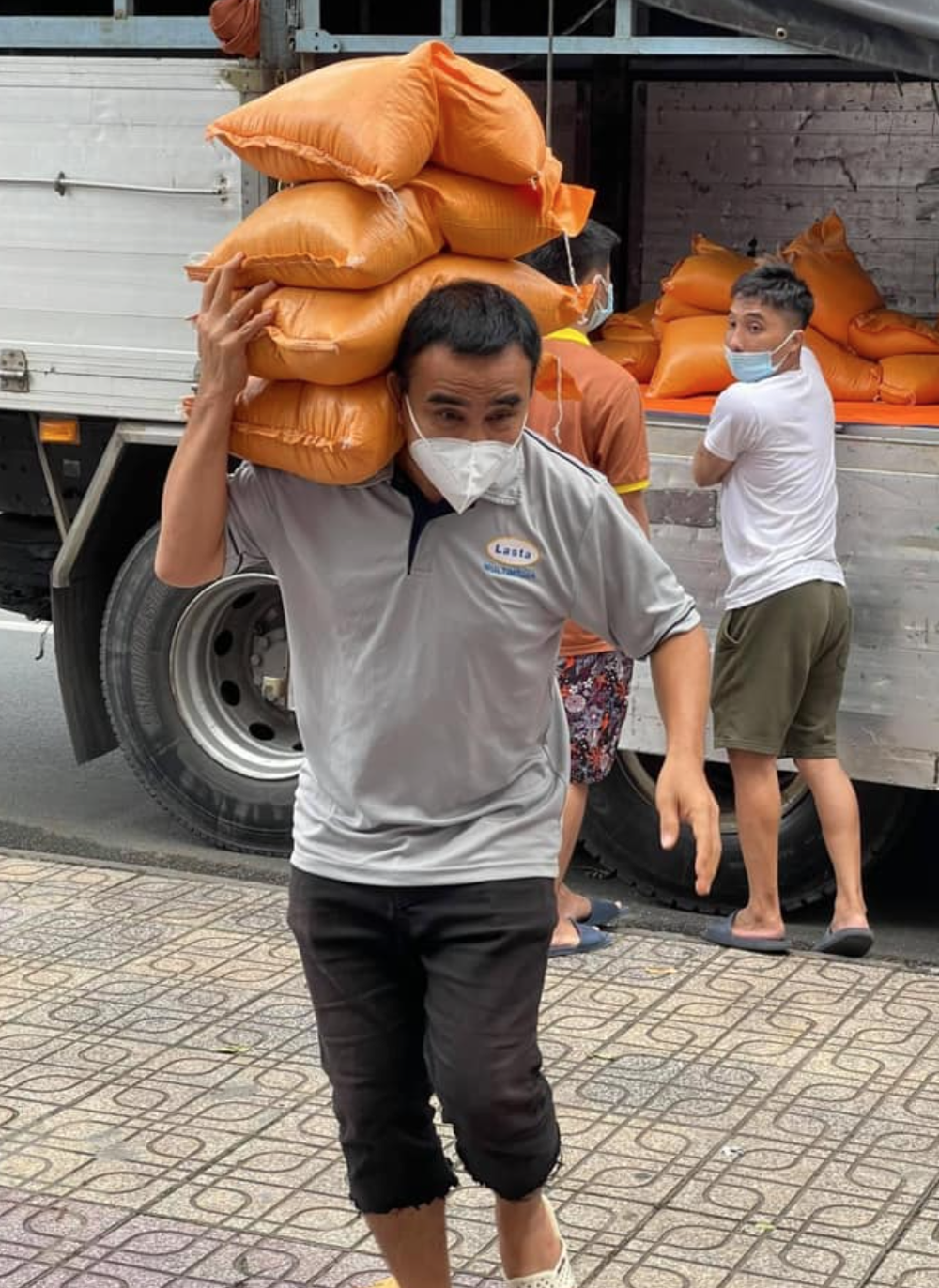 MC Quyền Linh: Ngôi sao không ngừng làm việc tốt và gia tài quý giá nhất ở tuổi 53 - Ảnh 2.