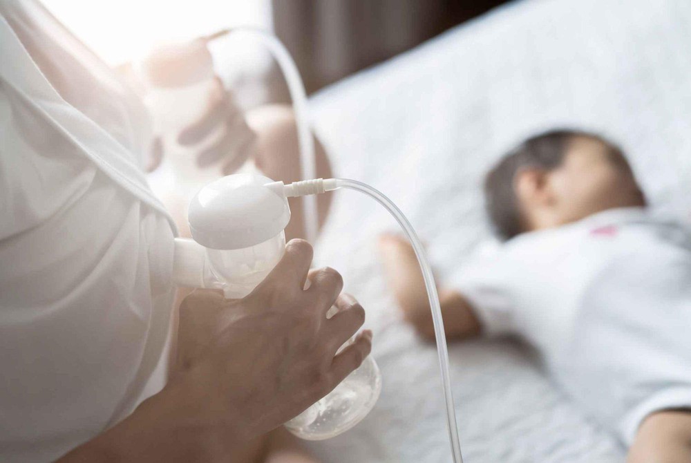 Sữa mẹ vắt ra có bị mất kháng thể không? Mẹ bỉm cần lưu ý gì khi vắt sữa cho con? - Ảnh 1.