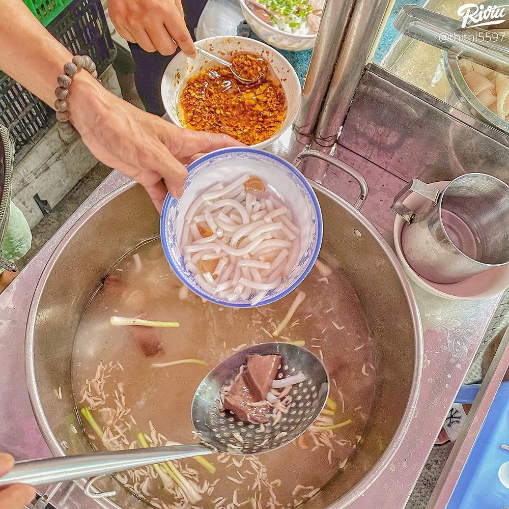 Tiệm bánh canh 10k ở Sài Gòn, chủ quán suýt phá sản vẫn không tăng giá: “Vì tôi là tỷ phú” - Ảnh 1.